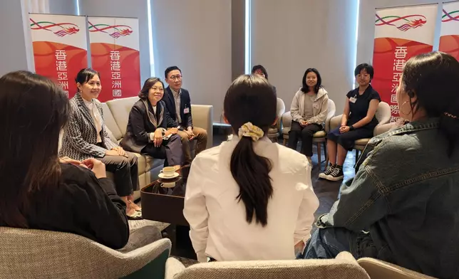 麥美娟（後排左二）、婦女事務委員會主席陳清霞（後排左一）及民青局副秘書長（民政事務）黃昕然（後排左三）與在滬的香港青年交流。 政府新聞處圖片