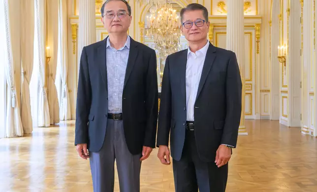 陳茂波在法國巴黎拜會中國駐法國大使鄧勵（左）。政府新聞處圖片