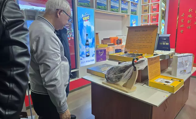 謝展寰前往一間西藏食品展銷館，了解西藏出品的各式各樣食品。政府新聞處圖片