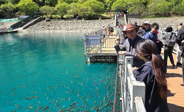 謝展寰在巴松措景區聽取人員介紹保育珍貴高原魚類「無鱗魚」的情況。政府新聞處圖片