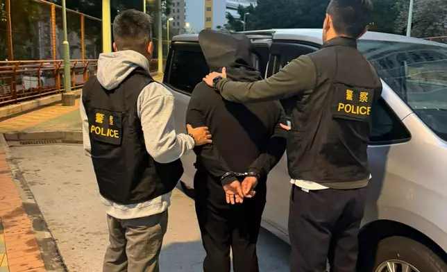 香港警務處人員在聯合行動中拘捕疑犯。政府新聞處圖片