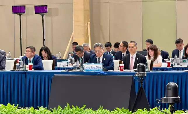 丘應樺（前排中）在蘇州出席亞太區經濟合作組織貿易部長會議，在題為「建設開放、可預期的區域與多邊經貿秩序」的討論環節上發言。旁為工業貿易署署長廖廣翔（前排右）。政府新聞處圖片