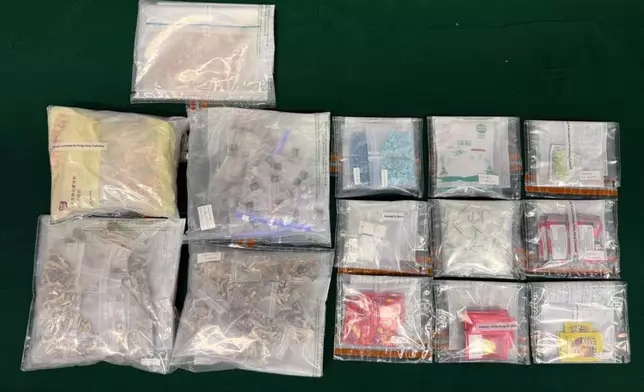 第一宗案件中檢獲的懷疑各類型毒品。政府新聞處圖片