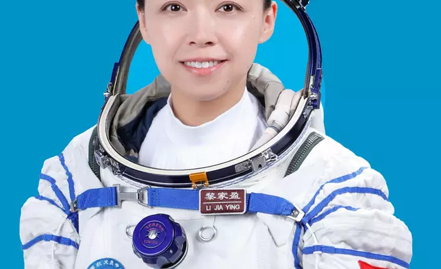 李家超祝賀香港載荷專家黎家盈參與神舟二十三號載人飛行任務。政府新聞處圖片