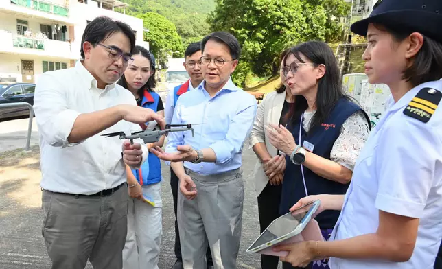 吳文傑（左一）聯同立法會議員陳克勤（左四）到沙田區大圍了解該區的控蚊工作，並聽取署方人員講解如何利用無人機識別潛在蚊子滋生地。政府新聞處圖片