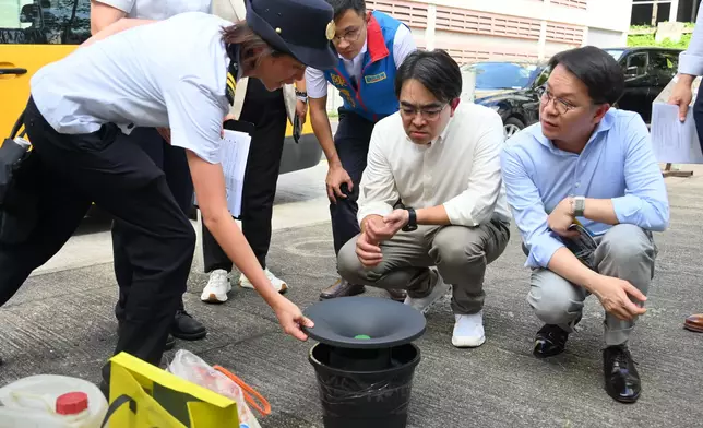 吳文傑（右二）聯同立法會議員陳克勤（右一）到沙田區大圍了解該區的控蚊工作，並聽取署方人員講解新型捕蚊器的成效。政府新聞處圖片