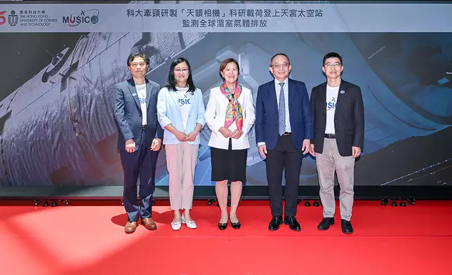 科大牽頭研製的全球首款輕小型、高分辨率、高精度二氧化碳（CO₂）與甲烷（CH₄）點源協同探測儀「天韻相機」（MultiSpectral Imaging Carbon Observatory, MUSICO），於5月11日隨天舟十號貨運飛船順利升空，並成功運抵中國「天宮」太空站。科大校長葉玉如教授（中）、與科大副校長（研究及發展）鄭光廷教授（右二）與項目三位核心成員包括科大土木及環境工程學系講座教授兼「傑出創科學人」蘇慧教授（左二）、「國家卓越工程師」兼土木及環境工程學系系主任張利民教授（右一）與新興跨學科領域學部副教授翟成興教授（左一）合影。科大圖片