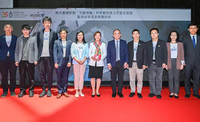 項目團隊成員與業界代表與葉玉如教授（中）及鄭光廷教授（右五）合影。科大圖片