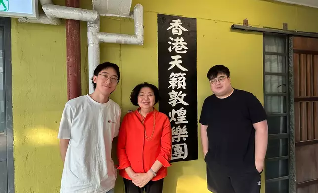 香港天籟敦煌樂團創辦人紀文鳳（中），藝術總監甘聖希（左），副藝術總監朱啟揚（右），巴士的報記者攝