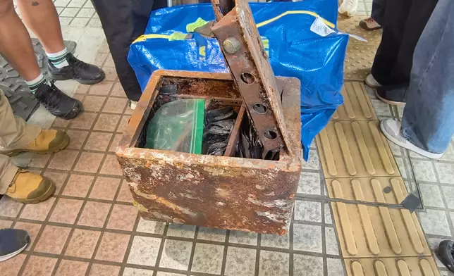 歐女士搬走單位內被燒毀的夾萬。巴士的報記者攝