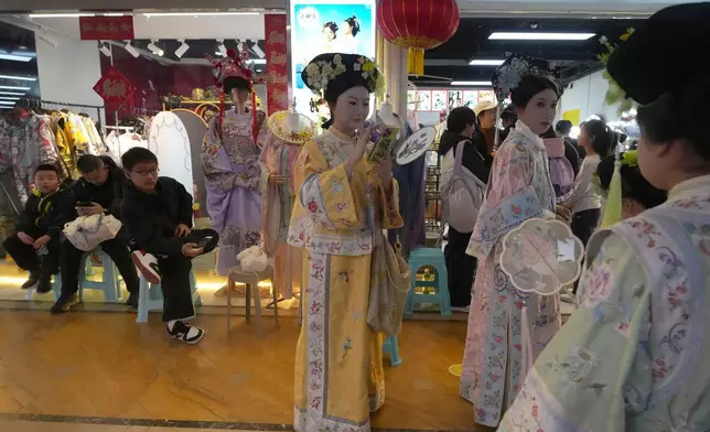2026年4月4日周六，有遊客在北京故宮附近的工作室，穿上中國歷史服飾。(美聯社圖片/Ng Han Guan) AP圖片