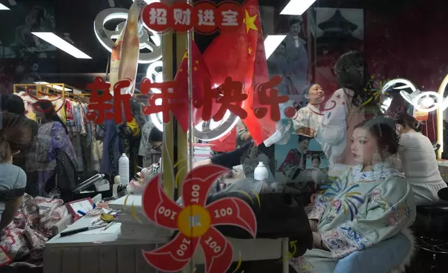 2026年4月4日周六，有女子在北京故宮附近的工作室，穿上中國歷史服飾並化妝。(美聯社圖片/Ng Han Guan) AP圖片