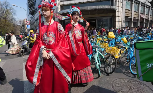 2026年4月4日周六，有男子在北京故宮附近，穿上中國歷史服飾。(美聯社圖片/Ng Han Guan) AP圖片