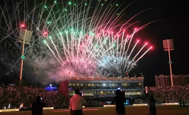 2026年5月3日周日，巴基斯坦拉合爾，加達菲體育場（Gaddafi Stadium）上空煙花綻放，慶祝白沙瓦扎爾米（Peshawar Zalmi）與海得拉巴國王隊（Hyderabad Kingsmen）之間的巴基斯坦超級聯賽（Pakistan Super League）板球決賽結束。(美聯社圖片/K.M. Chaudary) AP圖片