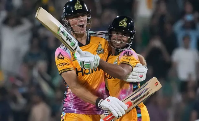 2026年5月3日周日，巴基斯坦拉合爾，白沙瓦扎爾米（Peshawar Zalmi）的艾朗哈迪（Aaron Hardie）（左）與法爾漢尤素夫（Farhan Yousuf）慶祝贏得巴基斯坦超級聯賽（Pakistan Super League）板球決賽，擊敗海得拉巴國王隊（Hyderabad Kingsmen）。(美聯社圖片/K.M. Chaudary) AP圖片