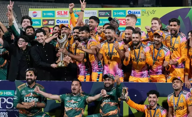 2026年5月4日周一，巴基斯坦拉合爾，白沙瓦扎爾米（Peshawar Zalmi）的官員和球員在贏得巴基斯坦超級聯賽（Pakistan Super League）板球決賽，擊敗海得拉巴國王隊（Hyderabad Kingsmen）後，手持獎盃合影慶祝。(美聯社圖片/K.M. Chaudary) AP圖片