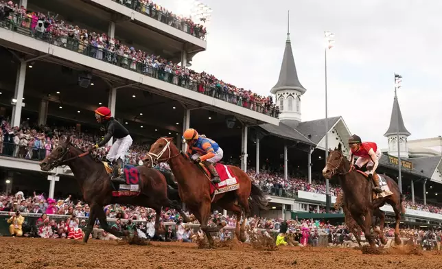 2026年5月2日（周六），肯塔基州路易斯維爾（Louisville, Ky.）卓吉爾園馬場（Churchill Downs）舉行第152屆肯塔基打吡（Kentucky Derby）賽馬，「金色節奏」（Golden Tempo）(19)奪冠後，騎師奧迪斯（Jose L. Ortiz）慶祝勝利。(美聯社圖片/Abbie Parr) AP圖片