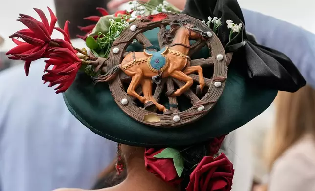 一名女子在肯塔基州路易斯維爾（Louisville）的邱吉爾園馬場（Churchill Downs），出席第152屆肯塔基打吡（Kentucky Derby）賽馬會前戴帽。攝於2026年5月2日周六。(美聯社圖片/Charlie Riedel) AP圖片