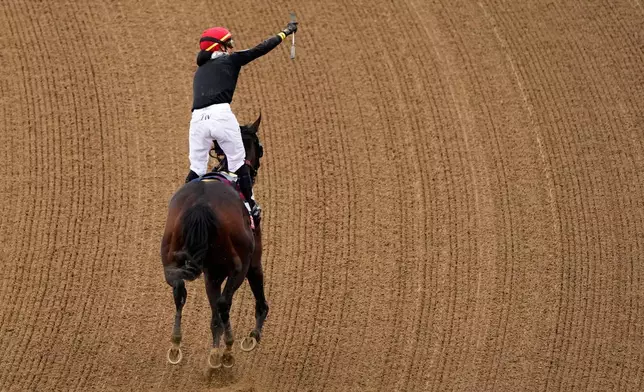 騎師奧迪斯 (Jose L. Ortiz) 策騎「黃金節奏」（Golden Tempo）勝出第152屆肯塔基打吡賽馬後慶祝。攝於2026年5月2日周六，肯塔基州路易斯維爾的邱吉爾園馬場。(美聯社圖片/Charlie Riedel) AP圖片