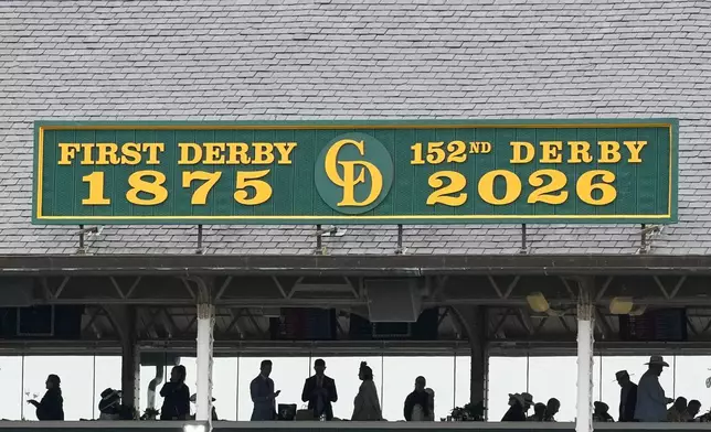 肯塔基州路易斯維爾（Louisville）的邱吉爾園馬場（Churchill Downs），第152屆肯塔基打吡（Kentucky Derby）賽馬會舉行前，馬迷在有蓋地方站立。攝於2026年5月2日周六。(美聯社圖片/Charlie Riedel) AP圖片