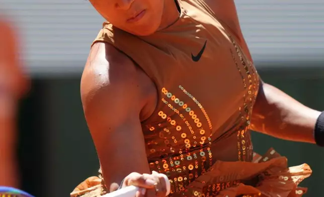 日本選手大坂直美周二在巴黎舉行的法國網球公開賽女子單打首圈賽事中，回擊德國選手施姬蒙。 (美聯社圖片/Aurelien Morissard) AP圖片