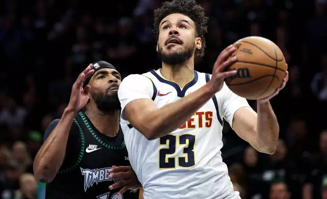 丹佛金塊前鋒甘約翰遜（右）在2026年4月30日周四於明尼阿波利斯舉行的NBA季後賽首圈第六場比賽上半場，運球衝向籃筐，明尼蘇達木狼後衛康利（左）防守。 (美聯社圖片/Matt Krohn) AP圖片