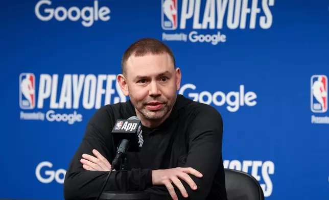 2026年4月30日周四，丹佛金塊主教練艾德曼在明尼阿波利斯舉行的NBA季後賽首圈第六場對陣明尼蘇達木狼的比賽前，向媒體發言。 (美聯社圖片/Matt Krohn) AP圖片