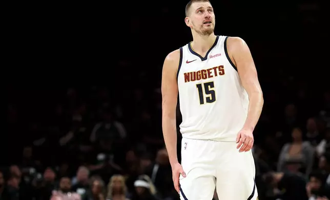 2026年4月30日周四，丹佛金塊中鋒約基治（15號）在明尼阿波利斯舉行的NBA季後賽首圈第六場對陣明尼蘇達木狼的比賽下半場觀戰。 (美聯社圖片/Matt Krohn) AP圖片