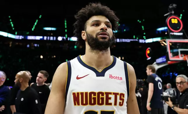 2026年4月30日周四，丹佛金塊後衛梅利（27號）在明尼阿波利斯舉行的NBA季後賽首圈第六場比賽中，金塊不敵明尼蘇達木狼後，步離球場。 (美聯社圖片/Matt Krohn) AP圖片