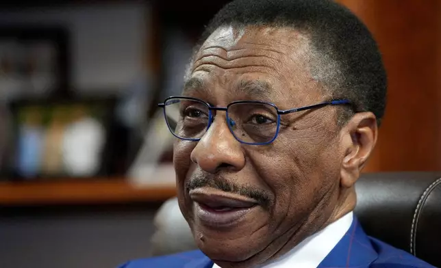 78歲的民權律師兼前州眾議員愛德華布萊克蒙（Edward Blackmon Jr.）周五（2026年5月1日）在密西西比州坎頓，回應美國最高法院周三的裁決。(美聯社圖片/Rogelio V. Solis) AP圖片