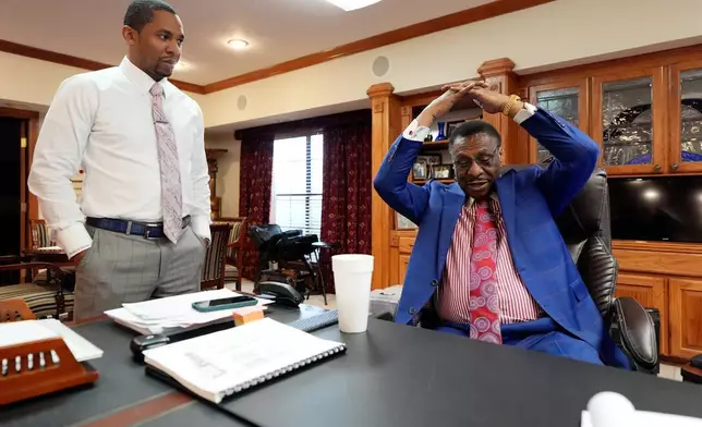 78歲的民權律師兼前州眾議員愛德華布萊克蒙（Edward Blackmon Jr.）（右），周五（2026年5月1日）在密西西比州坎頓，向其子、密西西比州參議員布萊德福布萊克蒙（Bradford Blackmon）示範他和其他民權遊行者當年如何學習在遭到執法人員襲擊時保護自己。(美聯社圖片/Rogelio V. Solis) AP圖片