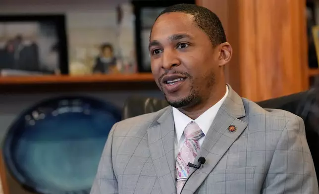 密西西比州參議員布萊德福布萊克蒙（Bradford Blackmon）周五（2026年5月1日）在密西西比州坎頓，回應美國最高法院周三就《投票權法案》作出限制挑戰選區劃分方式的裁決。(美聯社圖片/Rogelio V. Solis) AP圖片