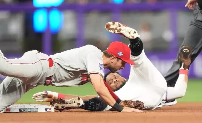 費城費城人隊游擊手崔亞端拿（Trea Turner）（左），周一（2026年5月4日）在邁阿密對邁阿密馬林魚隊的棒球比賽第四局中，讓嘗試盜二壘的邁阿密馬林魚隊奧圖盧比斯出局。(美聯社圖片/Rebecca Blackwell) AP圖片