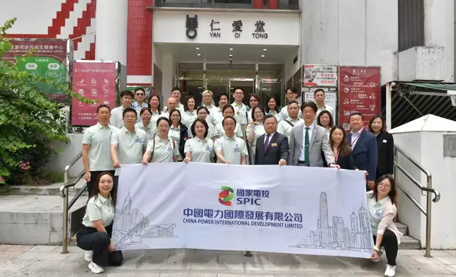 中國電力義工團與仁愛堂團隊合照，慶祝愛心探訪活動圓滿舉行。