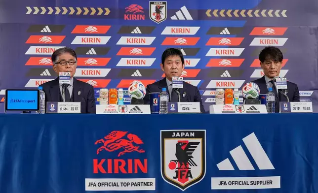 日本國家足球隊主教練森保一（中），在國家隊總監山本昌邦（左）及日本足球協會會長宮本恒靖（右）陪同下，周五（2026年5月15日）在東京記者會上公布日本隊2026年世界盃大軍名單。(美聯社圖片/Eugene Hoshiko) AP圖片