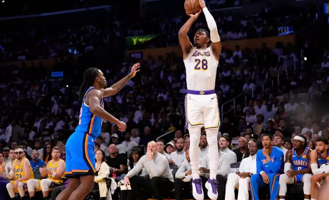 洛杉磯湖人前鋒八村壘（右）在2026年5月9日周六於洛杉磯舉行的NBA季後賽第二圈第三場上半場比賽中投籃，奧克拉荷馬城雷霆後衛卡臣華萊士防守。(美聯社圖片/Mark J. Terrill) AP圖片