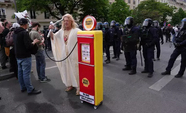2026年5月1日周五，一名示威者在法國西部雷恩（Rennes）的五一勞動節示威活動中手持油泵。(美聯社圖片) AP圖片