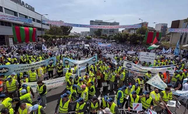 2026年5月1日周五，摩洛哥勞工聯盟（UMT）成員在摩洛哥卡薩布蘭卡（Casablanca）的集會中慶祝五一勞動節。(美聯社圖片/Akram Oubachir) AP圖片