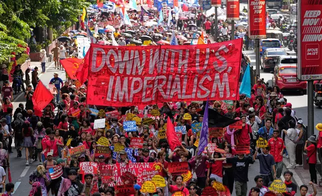 2026年5月1日周五，示威者在菲律賓馬尼拉的五一勞動節集會上，遊行前往馬拉坎南宮。(美聯社圖片/Aaron Favila) AP圖片