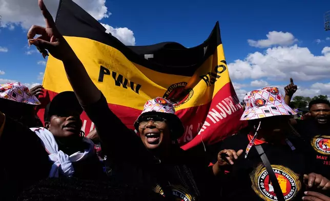 2026年5月1日周五，工會成員在南非約翰內斯堡（Johannesburg）以東的察卡內（Tsakane）參與五一勞動節集會。(美聯社圖片/Themba Hadebe) AP圖片