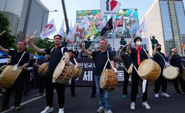 2026年5月1日周五，韓國勞動組合總聯盟（Korean Confederation of Trade Unions）成員在南韓首爾的五一勞動節集會中高喊口號。(美聯社圖片/Ahn Young-joon) AP圖片