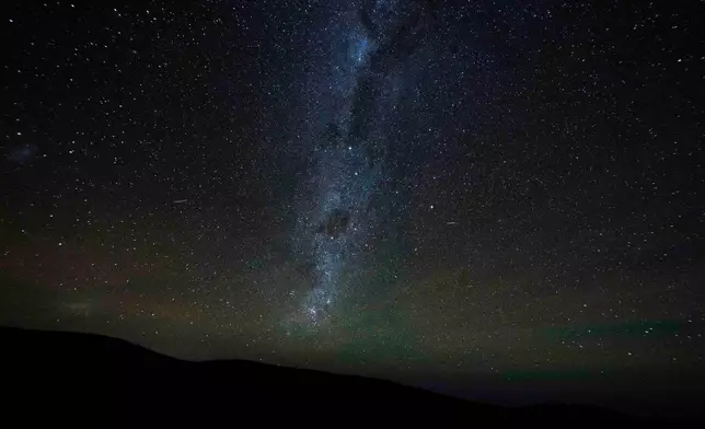檔案圖片：2026年4月15日周三，從智利阿塔卡馬沙漠（Atacama Desert）望去，銀河（Milky Way）橫跨夜空。(美聯社圖片/Esteban Felix) AP圖片
