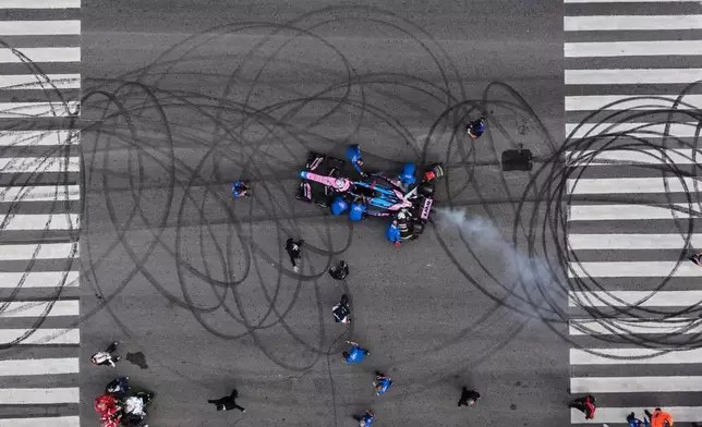 檔案圖片：2026年4月26日周日，阿根廷Alpine一級方程式賽車（Alpine Formula 1）車手法蘭高·科拉平托（Franco Colapinto）在阿根廷布宜諾斯艾利斯（Buenos Aires）進行示範駕駛。(美聯社圖片/Rodrigo Abd) AP圖片
