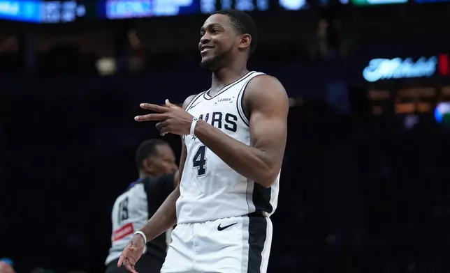 2026年5月15日周五，明尼蘇達，NBA籃球季後賽第二圈第六場下半場，聖安東尼奧馬刺隊後衛迪艾朗·霍士（4號）在對陣明尼蘇達木狼隊得分後作出反應。(美聯社圖片/Abbie Parr) AP圖片