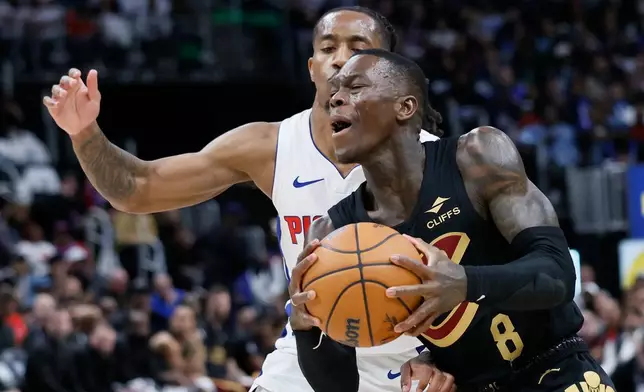 克里夫蘭騎士後衛舒路德（Dennis Schroder）（8號）在周二（2026年5月5日）於底特律舉行的NBA季後賽第二圈首戰上半場，運球突破底特律活塞後衛詹金斯（Daniss Jenkins）（24號）。(美聯社圖片/Duane Burleson) AP圖片