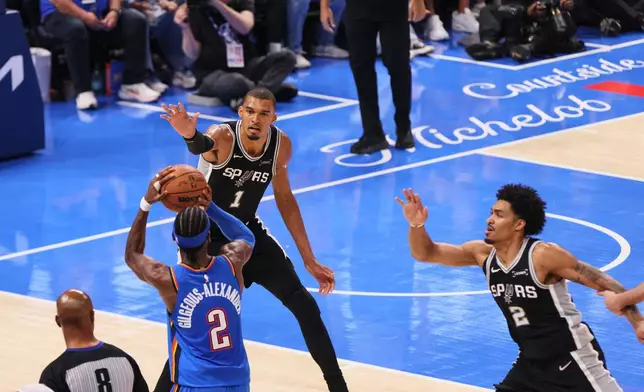 2026年5月30日周六，在俄克拉荷馬城舉行的NBA季後賽西岸決賽第七場下半場，俄克拉荷馬城雷霆隊後衛沙伊·吉爾吉斯-亞歷山大（2號）在聖安東尼奧馬刺隊前鋒維克托·文班亞馬（1號）面前投籃。(美聯社圖片/Nate Billings) AP圖片