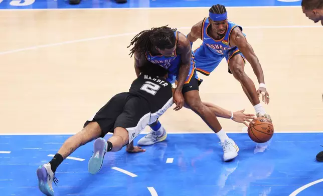 2026年5月30日周六，在俄克拉荷馬城舉行的NBA季後賽西岸決賽第七場下半場，聖安東尼奧馬刺隊後衛迪倫·哈珀（2號）與俄克拉荷馬城雷霆隊後衛卡森·華萊士（22號）及沙伊·吉爾吉斯-亞歷山大（2號）爭奪籃球。(美聯社圖片/Nate Billings) AP圖片
