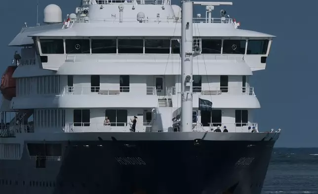 「洪迪厄斯號」郵輪於2026年5月18日周一抵達荷蘭鹿特丹港。(美聯社圖片/Patrick Post) AP圖片