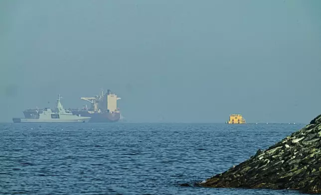 從阿拉伯聯合酋長國豪爾費坎（Khor Fakkan）附近沿海公路望去，一艘阿聯酋巡邏艇（左）停泊在阿曼灣（Gulf of Oman）霍爾木茲海峽（Strait of Hormuz）附近的一艘油輪旁。攝於2026年5月1日周五。(美聯社圖片/Fatima Shbair) AP圖片