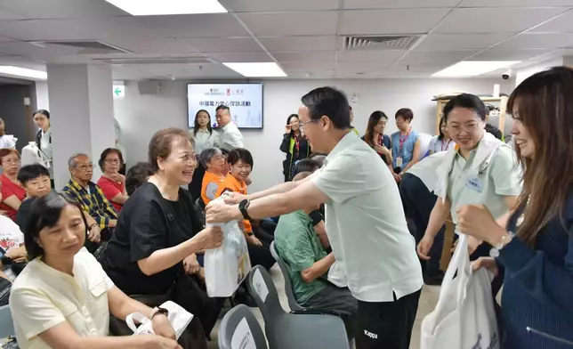 中國電力副總裁林杰與義工團隊親手為長者送上內附香米及養生湯包的健康福袋。